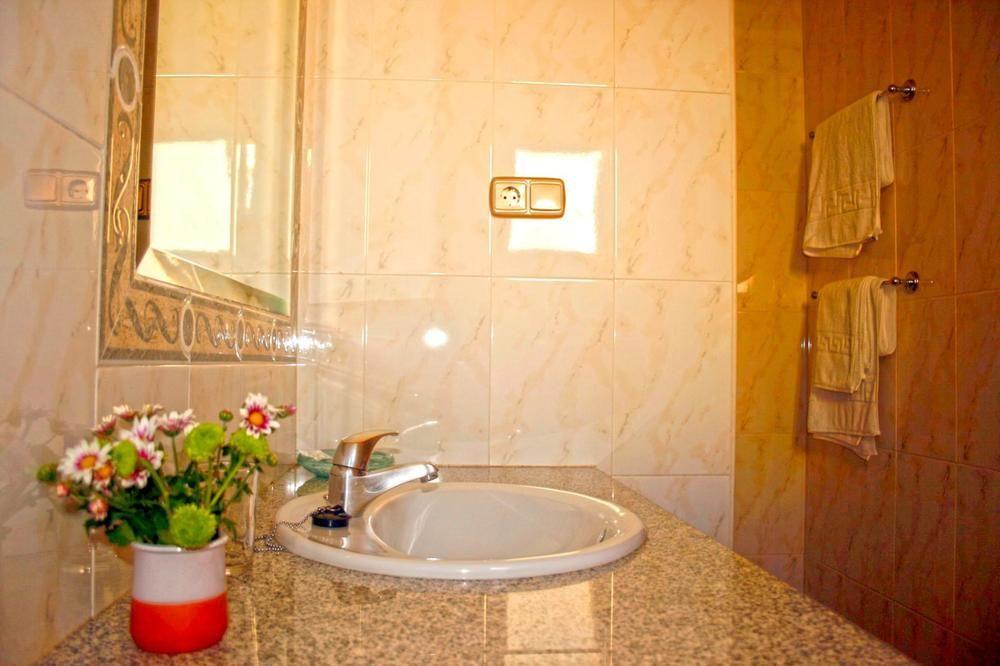 Hostal La Casa De Enfrente Малага Екстериор снимка