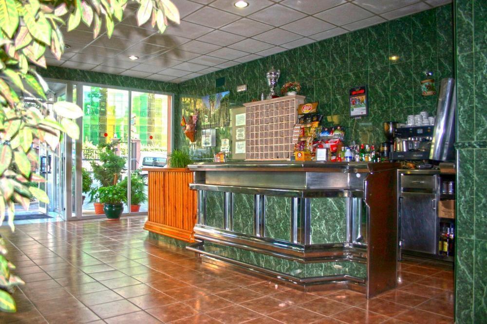 Hostal La Casa De Enfrente Малага Екстериор снимка