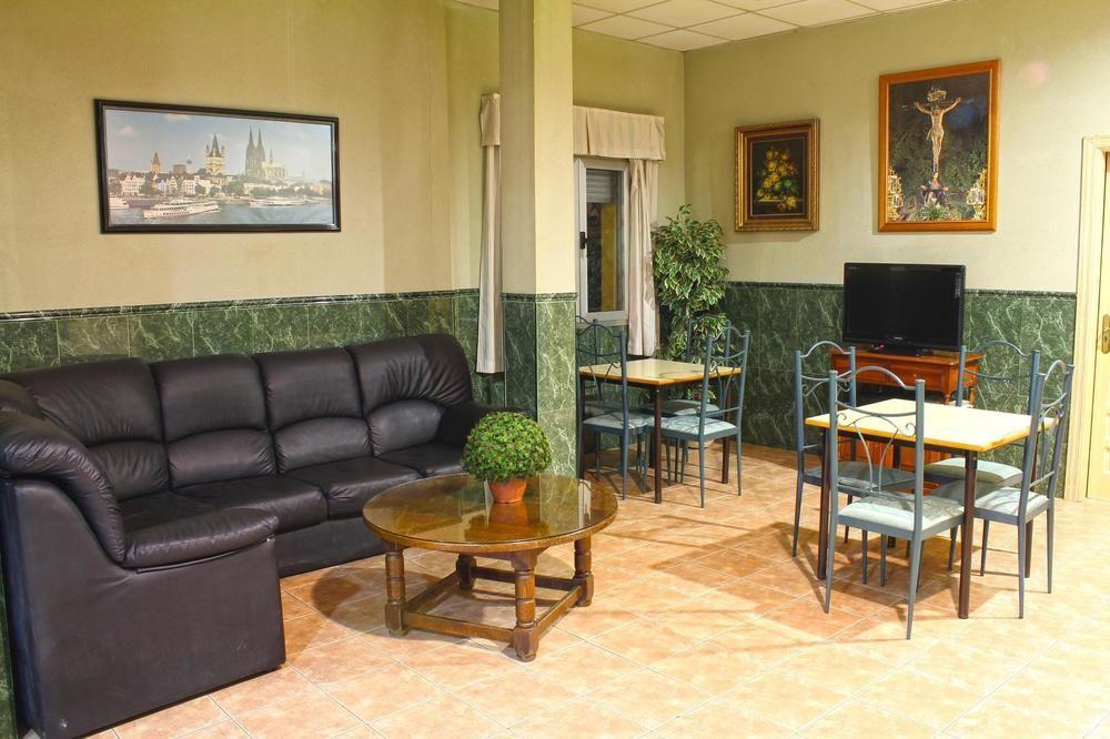 Hostal La Casa De Enfrente Малага Екстериор снимка