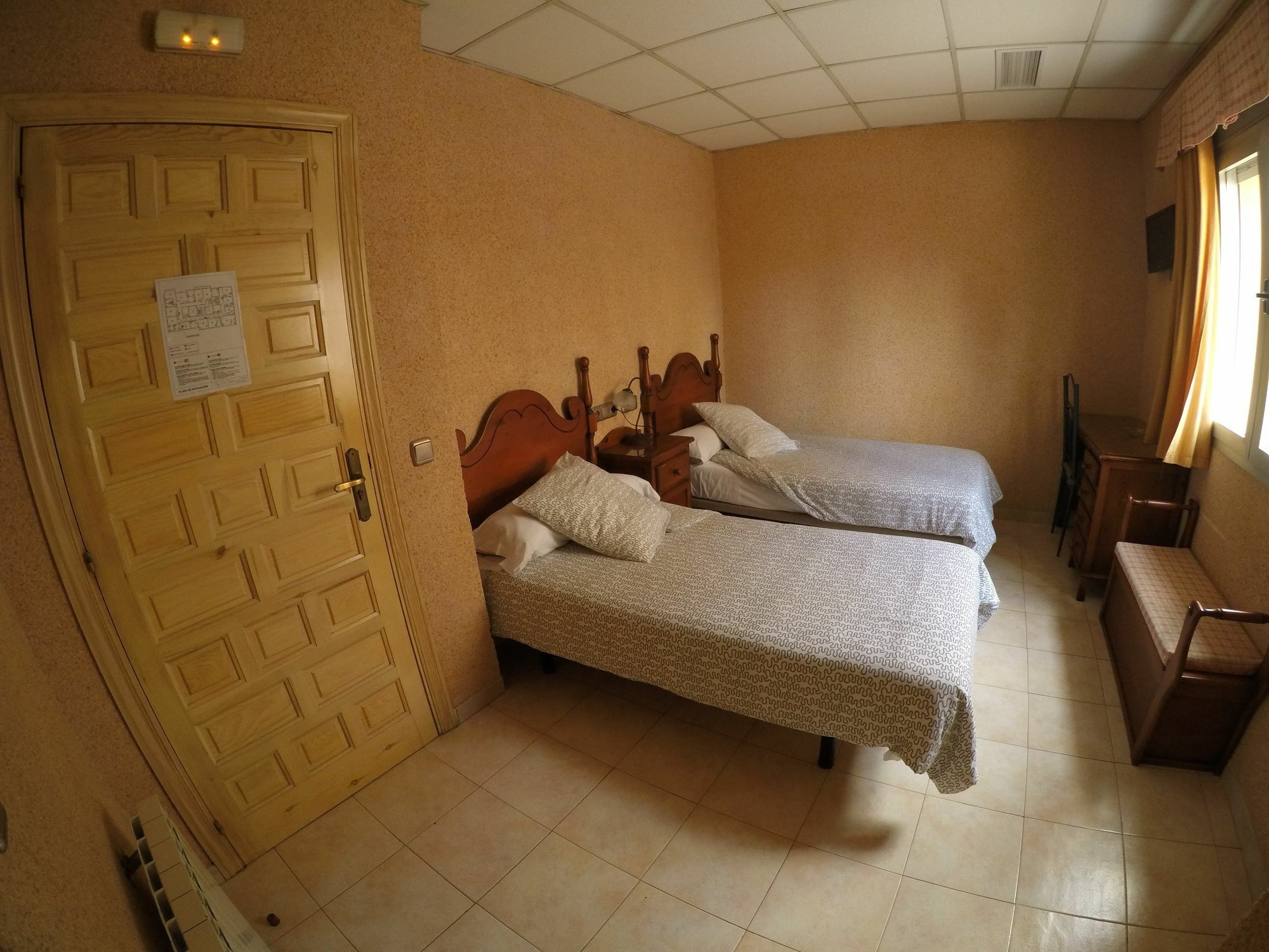 Hostal La Casa De Enfrente Малага Екстериор снимка