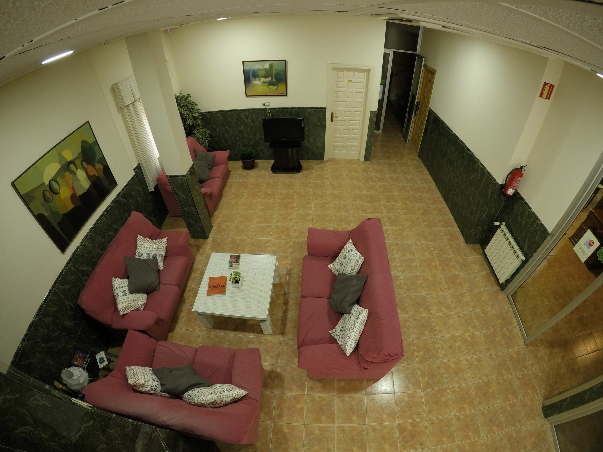 Hostal La Casa De Enfrente Малага Екстериор снимка