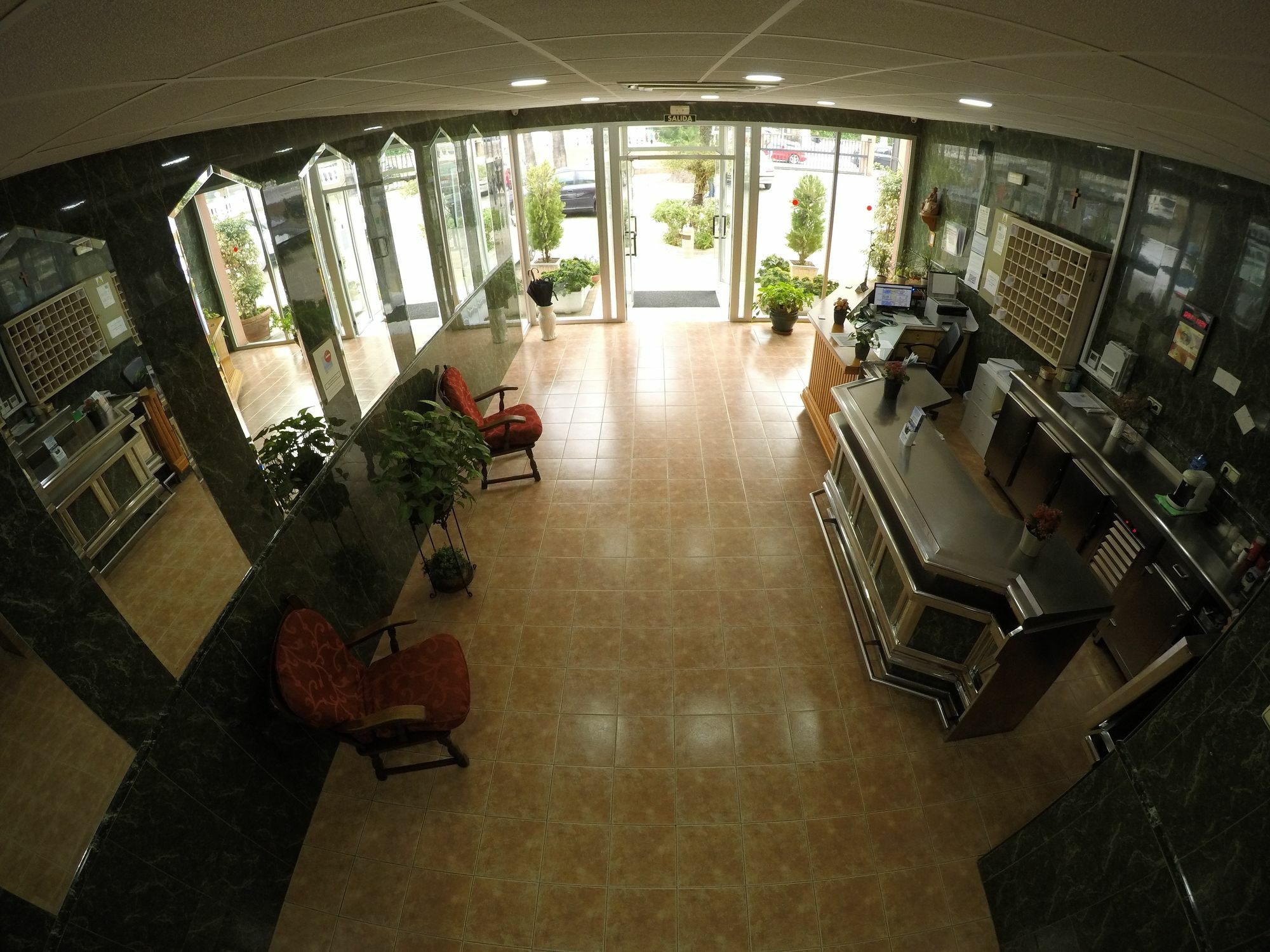 Hostal La Casa De Enfrente Малага Екстериор снимка