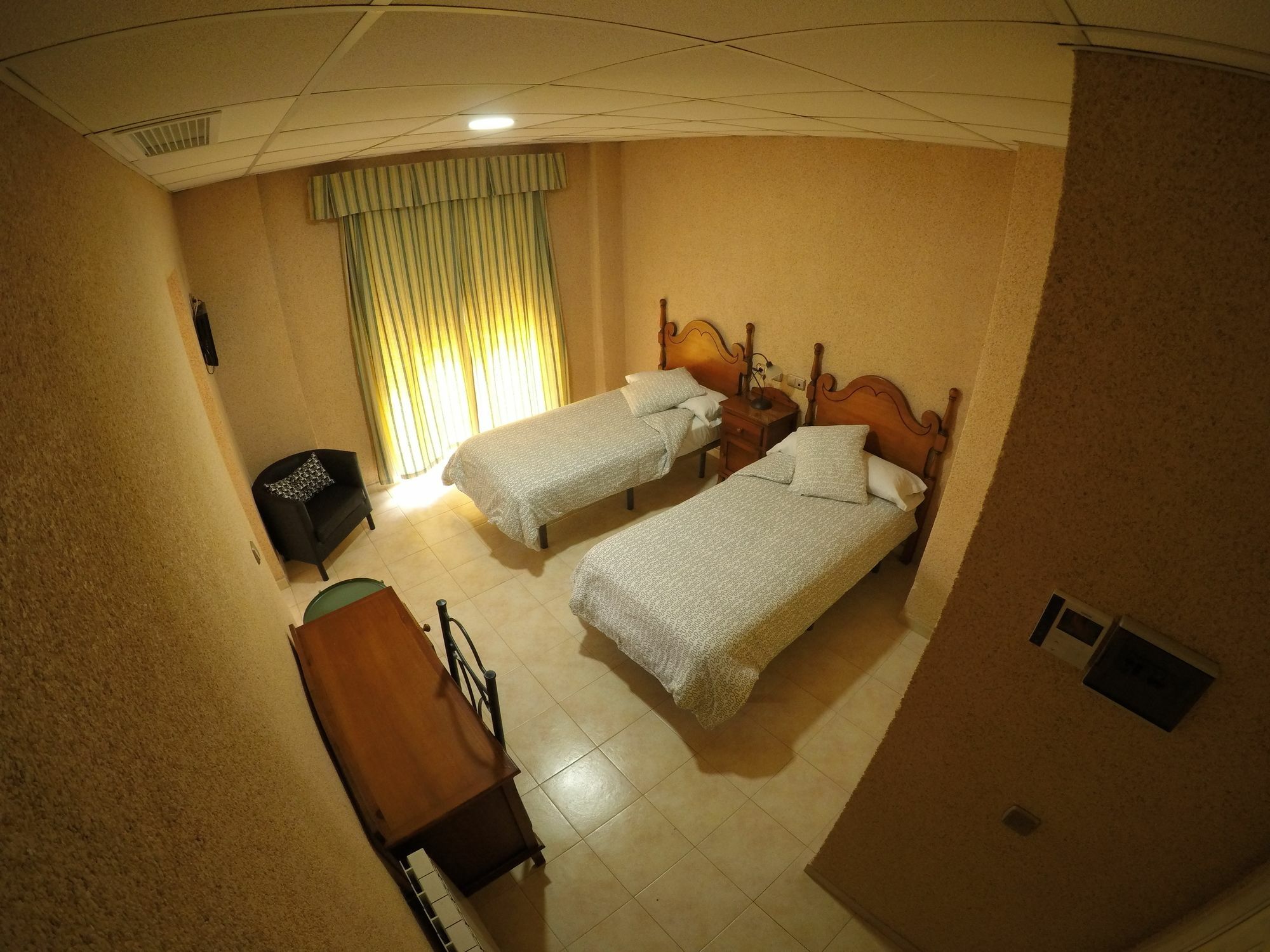 Hostal La Casa De Enfrente Малага Екстериор снимка