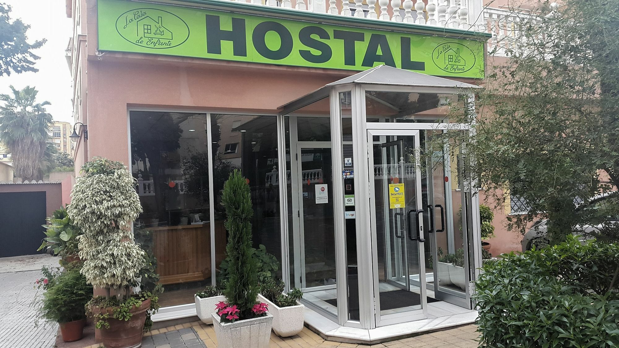 Hostal La Casa De Enfrente Малага Екстериор снимка