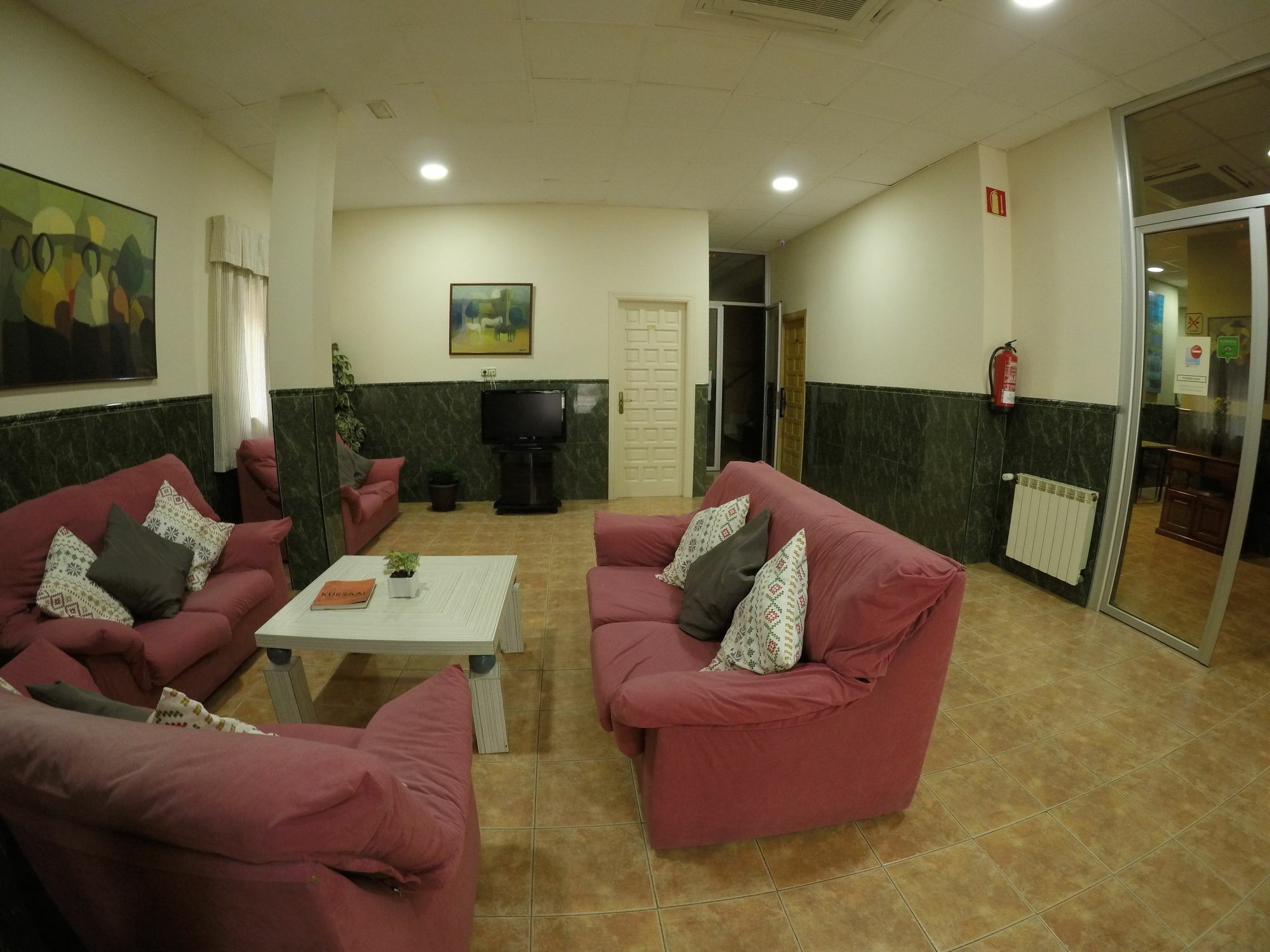 Hostal La Casa De Enfrente Малага Екстериор снимка